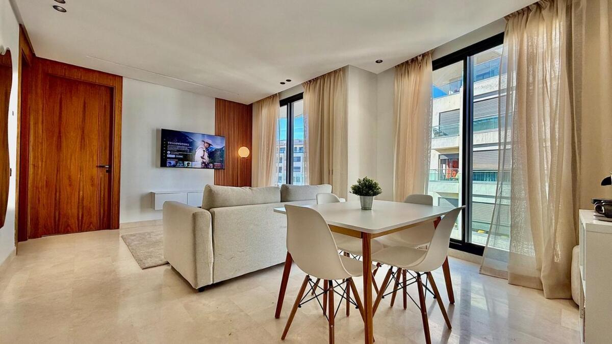 Chic & Cozy With Parking Near Cfc Apartment *